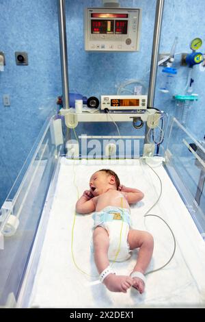 Bébé nouveau-né, la pédiatrie. Hospital Policlinica Gipuzkoa, San Sebastian, Donostia, Euskadi, Espagne Banque D'Images