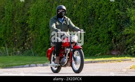 Bicester, UK- Apr 21st2024 : 1962 rouge BSA 350 cc Classic moto sur une route britannique Banque D'Images