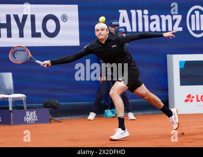 Munich, Allemagne. 21 avril 2024. Taylor Fritz fait son retour lors de la finale masculine en simple entre Taylor Fritz, des États-Unis, et Jan-Lennard Struff, d'Allemagne, lors du tournoi de tennis BMW Open 2024 à Munich, en Allemagne, le 21 avril 2024. Crédit : Philippe Ruiz/Xinhua/Alamy Live News Banque D'Images