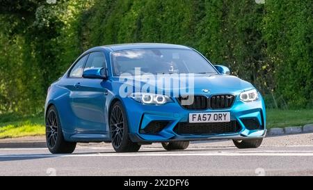 Bicester, UK- Apr 21st2024 : 2019 voiture classique BMW M2 compétition bleue conduisant sur une route britannique Banque D'Images