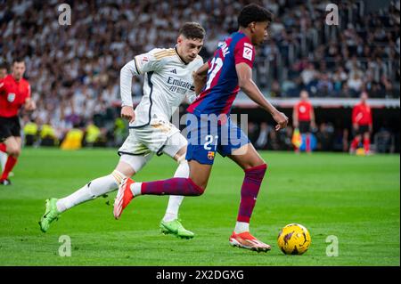 Madrid, Espagne. 21 avril 2024. Lamine Yamal du FC Barcelone (R) et Federico Valverde du Real Madrid (l) vus en action lors du match de football la Liga EA Sports 2023/24 entre le Real Madrid et le FC Barcelone à l'Estadio Santiago Bernabeu. Real Madrid 3 : 2 FC Barcelone crédit : SOPA images Limited/Alamy Live News Banque D'Images