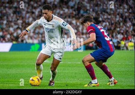 Madrid, Espagne. 21 avril 2024. Jude Bellingham du Real Madrid (G) et Pau Cubarsi du FC Barcelone (d) vus en action lors du match de football la Liga EA Sports 2023/24 entre le Real Madrid et le FC Barcelone à l'Estadio Santiago Bernabeu le 21 avril 2024 à Madrid, Espagne. Real Madrid 3 : 2 FC Barcelone crédit : SOPA images Limited/Alamy Live News Banque D'Images