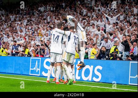 Madrid, Espagne. 21 avril 2024. Jude Bellingham du Real Madrid célébrant son but avec ses coéquipiers (de gauche à droite) Jose Luis Sanmartin Mato (Joselu), Federico Valverde, Lucas Vazquez et Antonio Rudiger lors du match de football la Liga EA Sports 2023/24 entre le Real Madrid et le FC Barcelone à l'Estadio Santiago Bernabeu. Real Madrid 3 : 2 FC Barcelone (photo Alberto Gardin/SOPA images/SIPA USA) crédit : Sipa USA/Alamy Live News Banque D'Images