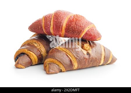 Croissants fruités et chocolat fraîchement cuits isolés sur fond blanc Banque D'Images