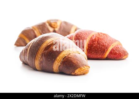 Croissants fruités et chocolat fraîchement cuits isolés sur fond blanc Banque D'Images