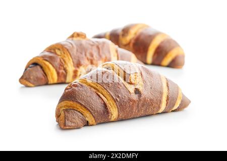 Croissants au chocolat fraîchement cuits isolés sur fond blanc Banque D'Images