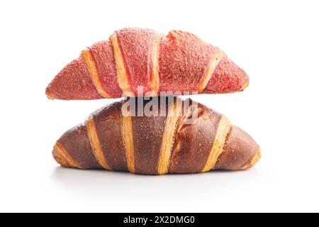 Croissants fruités et chocolat fraîchement cuits isolés sur fond blanc Banque D'Images