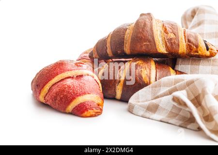 Croissants fruités et chocolat fraîchement cuits isolés sur fond blanc Banque D'Images