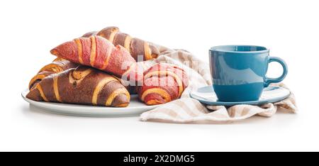 Croissants fruités frais et chocolat avec une tasse de café sur fond blanc Banque D'Images