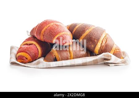 Croissants fruités et chocolat fraîchement cuits isolés sur fond blanc Banque D'Images