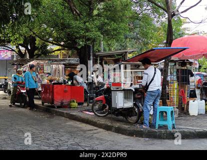 Jakarta, Indonésie - 20 mars 2024 : vendeurs de rue dans un parc Banque D'Images