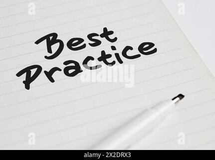 Meilleure pratique écrite sur un cahier avec marqueur stylo. Procédures commerciales ou professionnelles acceptées comme étant correctes ou les plus efficaces. Banque D'Images