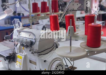 Machine à coudre professionnelle sur le fond du studio d'atelier. Industrie Banque D'Images