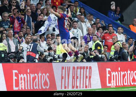 Madrid, Espagne. 21 avril 2024. Fermin Lopez du FC Barcelone célèbre après avoir marqué lors du match de football de la ligue espagnole (la Liga) entre le Real Madrid et le FC Barcelone à Madrid, en Espagne, le 21 avril 2024. Crédit : Gustavo Valiente/Xinhua/Alamy Live News Banque D'Images