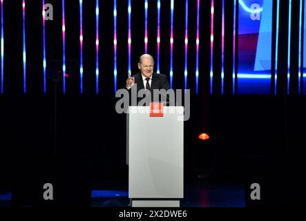 Hanovre, Allemagne. 21 avril 2024. Le chancelier allemand Olaf Scholz prononce un discours lors de la cérémonie d'ouverture de la foire de Hanovre à Hanovre, en Allemagne, le 21 avril 2024. La cérémonie d'ouverture de Hannover Messe, l'une des plus importantes foires industrielles d'Allemagne, s'est tenue dimanche soir. Crédit : Ren Pengfei/Xinhua/Alamy Live News Banque D'Images