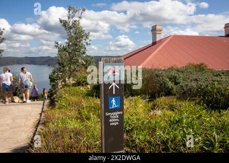 Phare de Barrenjoey sur Barrenjoey promontoire, signe pour la piste de marche des contrebandiers au phare, Palm Beach, Sydney, NSW, Australie Banque D'Images