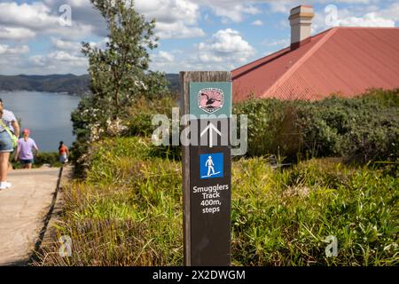 Phare de Barrenjoey sur Barrenjoey promontoire, signe pour la piste de marche des contrebandiers au phare, Palm Beach, Sydney, NSW, Australie Banque D'Images