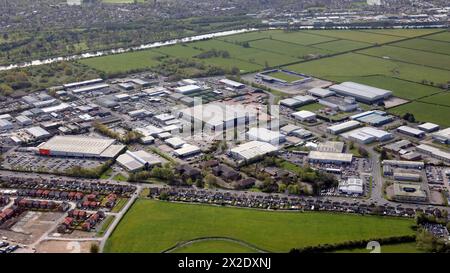 Vue aérienne de Sealand Industrial Estate et d'autres industries sur Sovereign Way & Sealand Road, Chester Banque D'Images