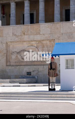 Changement de la garde sur la Tombe du Soldat inconnu, Athènes, Grèce, Europe Banque D'Images