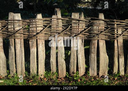 Une vieille clôture en bois entièrement faite à la main en tissant des brindilles ensemble dans le village de Brankovina, en Serbie Banque D'Images