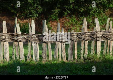 Une vieille clôture en bois entièrement faite à la main en tissant des brindilles ensemble dans le village de Brankovina, en Serbie Banque D'Images