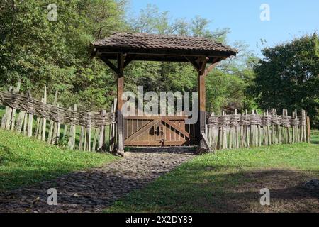 Une vieille clôture et porte avec porche de bois dans le village de Brankovina, Serbie Banque D'Images