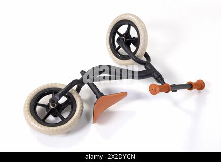Vélo balace noir moderne utilisé pour un petit enfant, isolé sur blanc Banque D'Images
