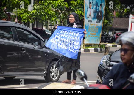 Bandung, Java occidental, Indonésie. 22 avril 2024. Un activiste de la Coalition de la jeunesse (Justice écologique intergénérationnelle) brandit une banderole exigeant lors d'une manifestation à Bandung. En commémoration du jour de la Terre, qui est un programme annuel chaque 22 avril, cette action encourage la sensibilisation du public à initier des mouvements de protection de l’environnement afin de réaliser des politiques prioritaires sur les questions environnementales et de protéger la terre. (Crédit image : © Dimas Rachmatsyah/ZUMA Press Wire) USAGE ÉDITORIAL SEULEMENT! Non destiné à UN USAGE commercial ! Banque D'Images