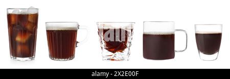 Ensemble de différentes boissons de café dans des tasses et des verres sur fond blanc Banque D'Images