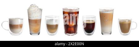 Ensemble de différentes boissons de café dans des tasses et des verres sur fond blanc Banque D'Images