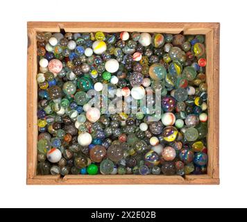 Collection de vieux marbres de verre, isolés sur blanc Banque D'Images