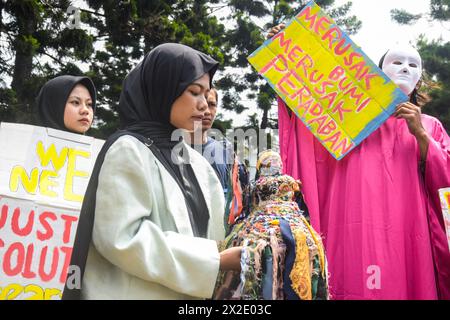 Bandung, Java occidental, Indonésie. 22 avril 2024. Des militants de la Coalition des jeunes (Justice écologique intergénérationnelle) montrant son travail recyclé qui a été montré lors d'une manifestation à Bandung. En commémoration du jour de la Terre, qui est un programme annuel chaque 22 avril, cette action encourage la sensibilisation du public à initier des mouvements de protection de l’environnement afin de réaliser des politiques prioritaires sur les questions environnementales et de protéger la terre. (Crédit image : © Dimas Rachmatsyah/ZUMA Press Wire) USAGE ÉDITORIAL SEULEMENT! Non destiné à UN USAGE commercial ! Banque D'Images