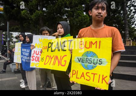 Bandung, Java occidental, Indonésie. 22 avril 2024. Des militants de la Coalition des jeunes (Justice écologique intergénérationnelle) brandissent une banderole exigeant lors d'une manifestation à Bandung. En commémoration du jour de la Terre, qui est un programme annuel chaque 22 avril, cette action encourage la sensibilisation du public à initier des mouvements de protection de l’environnement afin de réaliser des politiques prioritaires sur les questions environnementales et de protéger la terre. (Crédit image : © Dimas Rachmatsyah/ZUMA Press Wire) USAGE ÉDITORIAL SEULEMENT! Non destiné à UN USAGE commercial ! Banque D'Images