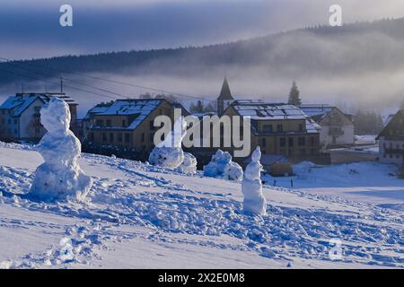 Kvilda, République tchèque. 22 avril 2024. Les météorologues ont mesuré moins 10, 6 degrés Celsius le matin du printemps 22 avril 2024 près de Kvilda dans la région de Sumava à Prachatice, qui est celle de la valeur la plus faible dans le pays aujourd'hui. Crédit : Vaclav Pancer/CTK photo/Alamy Live News Banque D'Images