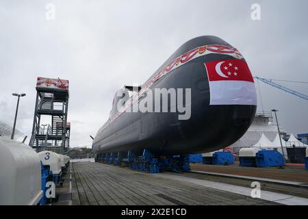 Kiel, Allemagne. 22 avril 2024. Un sous-marin de type 218SG se trouve sur les chantiers navals de Howaldtswerke-Deutsche Werft AG. Ce sous-marin est le dernier des quatre sous-marins de type 218SG construits par ThyssenKrupp Marine Systems pour la République de Singapour. Crédit : Marcus Brandt/dpa/Alamy Live News Banque D'Images