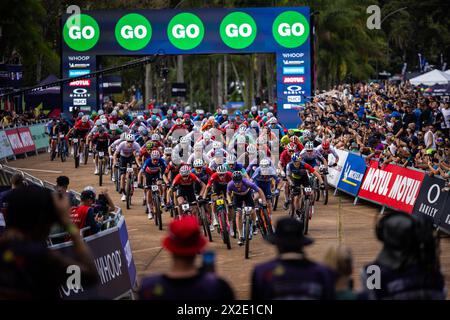 Début de la course de la Coupe du monde de vélo de montagne UCI Cross-Country, qui se déroule dans la ville d'Araxa, Brésil, le 21 avril 2024. (CTK photo/Michal CER Banque D'Images