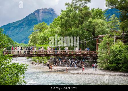 Touristes sur la passerelle de la rivière Azusa, Kamikōchi, Japon. Banque D'Images