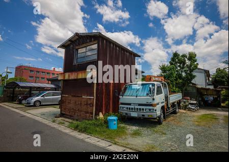 Boîtier simple en fer galvanisé ondulé à Yanagawa, Japon. Banque D'Images