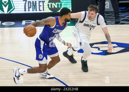 Los Angeles, États-Unis. 21 avril 2024. Paul George des Los Angeles Clippers est défendu par Luka Doncic des Dallas Mavericks lors du match éliminatoire du premier tour de la NBA entre les Los Angeles Clippers et Dallas Mavericks à Los Angeles, États-Unis, le 21 avril 2024. Crédit : Ringo Chiu/Xinhua/Alamy Live News Banque D'Images