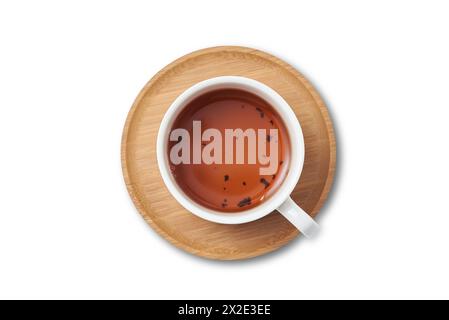 Vue de dessus d'une tasse de thé sur un fond blanc Banque D'Images
