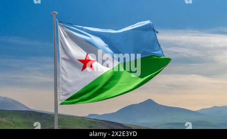 Die Fahne von Dschibuti, Djibuti flattert im Wind, isoliert, gegen den blauen Himmel Banque D'Images