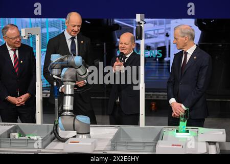 Hanovre, Allemagne. 22 avril 2024. Stephan Weil (SPD, g-d), ministre-président de basse-Saxe, Roland Busch, président-directeur général de Siemens, le chancelier fédéral Olaf Scholz (SPD) et Jonas Gahr Støre, premier ministre norvégien, jettent un coup d’œil sur un robot Schaeffler sur le stand Siemens, qui a été amélioré avec Industrial Co-Pilot de Siemens - un assistant numérique basé sur l'intelligence artificielle de Microsoft. Crédit : Julian Stratenschulte/dpa/Alamy Live News Banque D'Images