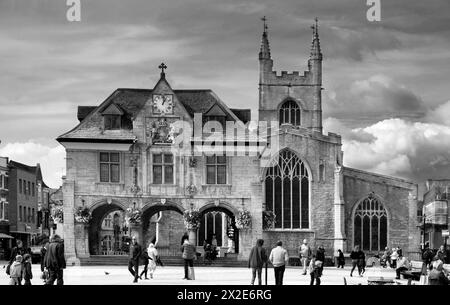 Le C17th Peterborough Guildhall, achevé en 1671, à Cathedral Square, Peterborough, Angleterre. Banque D'Images