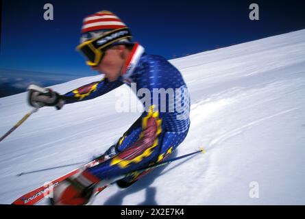 Jeune coureur de ski alpin pratiquant à Mount Hood, Oregon en août Banque D'Images