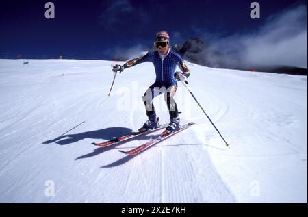 Jeune coureur de ski alpin pratiquant à Mount Hood en août Banque D'Images