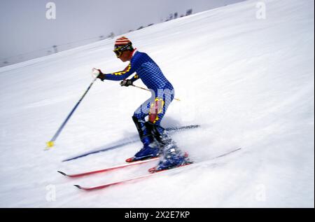 Jeune coureur de ski alpin pratiquant à Mount Hood, Oregon en août Banque D'Images