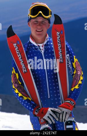 Un jeune coureur de ski alpin pose lors de son entraînement à Mount Hood, Oregon, en août Banque D'Images