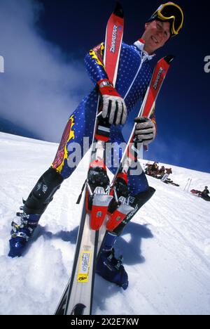 Un jeune coureur de ski alpin pose lors de son entraînement à Mount Hood, Oregon, en août Banque D'Images