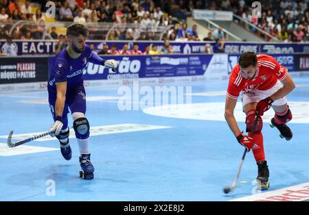 Barcelos, 04/20/2024 - le Óquei Clube de Barcelos a affronté Sport Lisboa et Benfica ce soir dans la 24ème manche du Championnat national de hockey sur roulettes 2023/24. Le match a été joué au pavillon municipal de Barcelos. Luís Querido (OC Barcelos) ; Roberto di Benedetto (SL Benfica) (Global Imagens) Banque D'Images