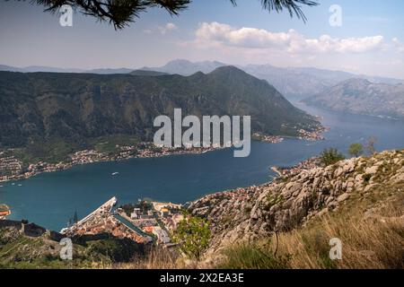 Vue imprenable sur la baie de Kotor au Monténégro Banque D'Images